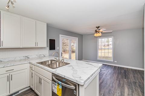 66 Silver Tree Cir, Cary, IL 60013 photo 13
