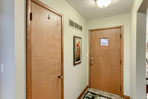 858 Carol Ave, Elgin, IL 60123 photo 3