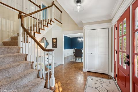 300 Davis Ct, Wheaton, IL 60189 photo 2