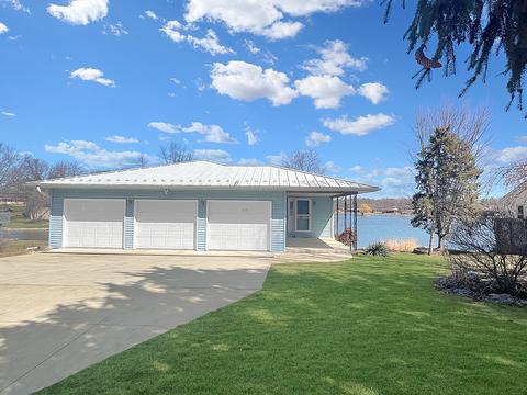2113 Eagle Dr, Freeport, IL 61032 photo 2