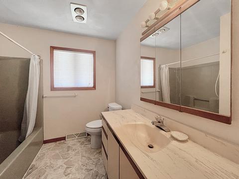 2113 Eagle Dr, Freeport, IL 61032 photo 10