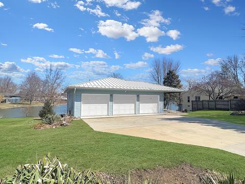 2113 Eagle Dr, Freeport, IL 61032 photo 1