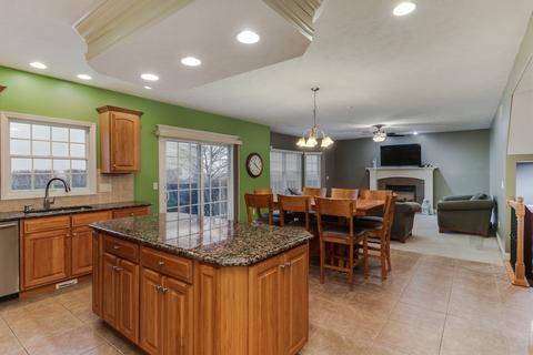8 Brookline Ct, Bloomington, IL 61705 photo 17
