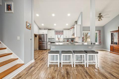 843 Kings Point Dr E, Addison, IL 60101 photo 5