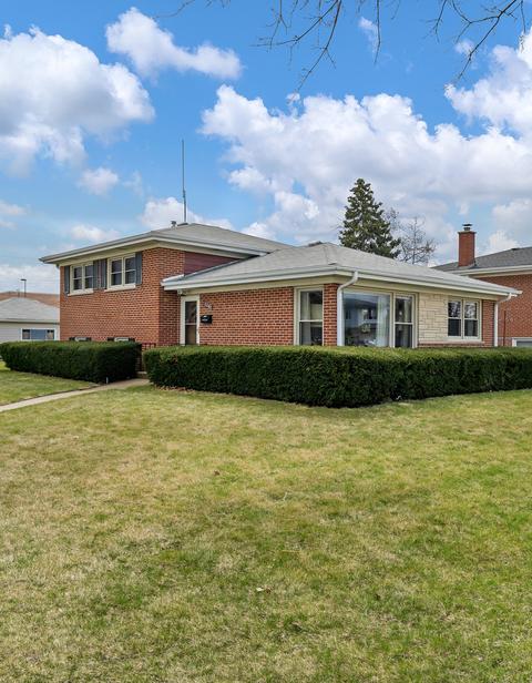 2201 Pine St, Des Plaines, IL 60018 photo 2
