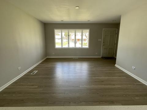 565 Amherst Ln, Hoffman Estates, IL 60169 photo 2