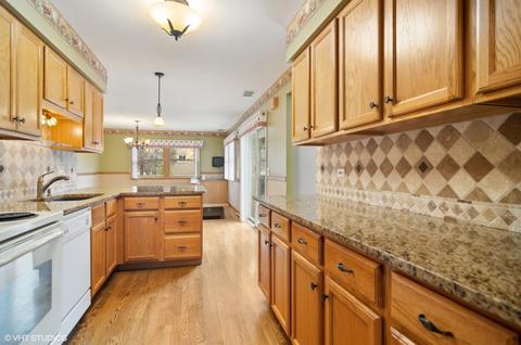 881 Madelyn Dr, Des Plaines, IL 60016 photo 3