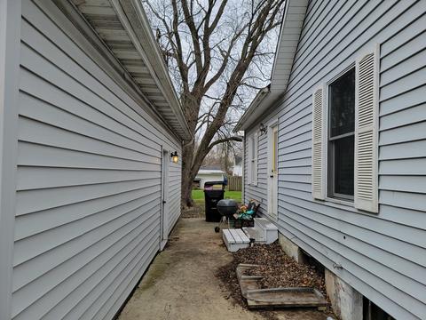 133 E Sprague St, Bement, IL 61813 photo 3