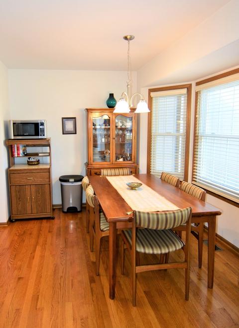 4605 Burnham Dr, Hoffman Estates, IL 60192 photo 8