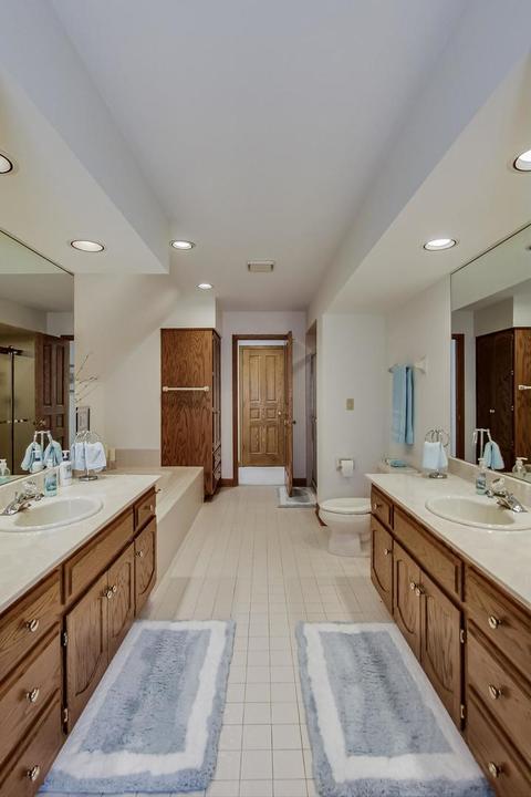 370 Trinity Ln, Oak Brook, IL 60523 photo 41