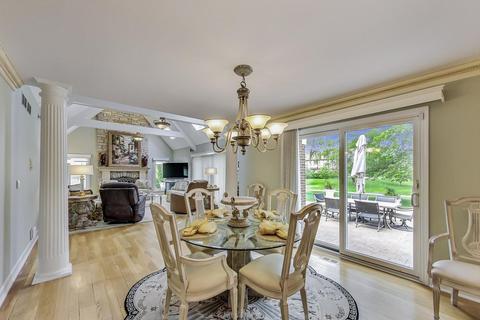 370 Trinity Ln, Oak Brook, IL 60523 photo 16