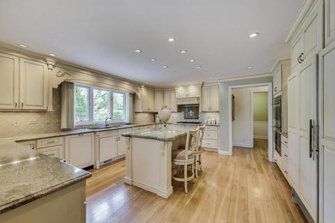 370 Trinity Ln, Oak Brook, IL 60523 photo 12