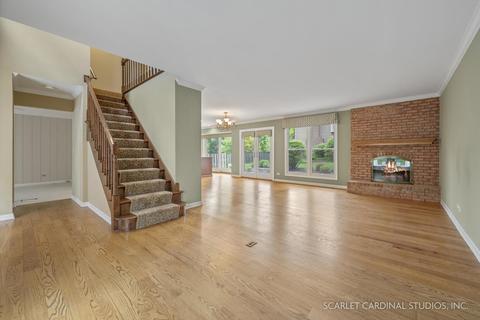 1812 Courtenay Dr, Wheaton, IL 60189 photo 2