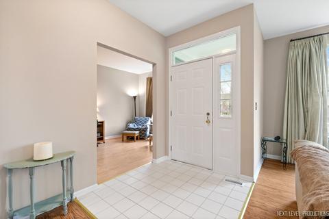 3002 Sawgrass Dr, Aurora, IL 60502 photo 2