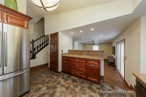 1240 Clover Ln, Hoffman Estates, IL 60192 photo 4
