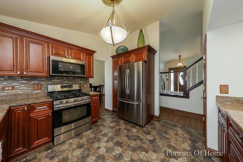1240 Clover Ln, Hoffman Estates, IL 60192 photo 2