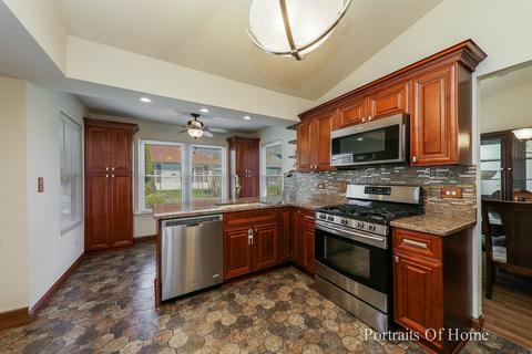 1240 Clover Ln, Hoffman Estates, IL 60192 photo 3