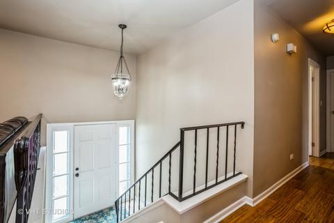 2050 W Parkview Cir, Hoffman Estates, IL 60169 photo 2