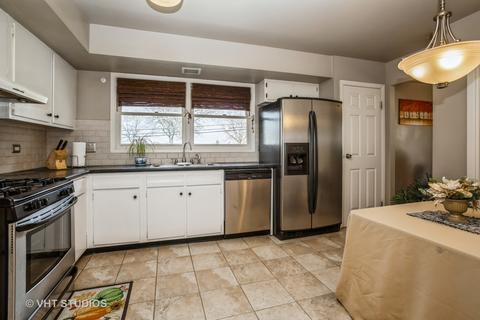 2050 W Parkview Cir, Hoffman Estates, IL 60169 photo 6