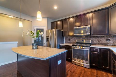 245 Stagecoach Dr, Elgin, IL 60124 photo 9