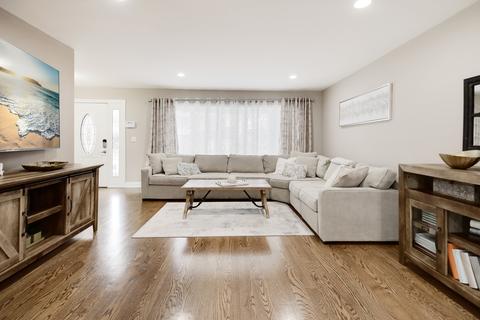 748 Sandy Ln, Des Plaines, IL 60016 photo 9