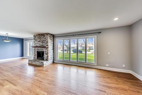 2101 Westview Dr, Des Plaines, IL 60018 photo 2
