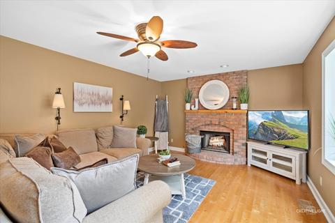 349 Colonial Cir, Geneva, IL 60134 photo 9