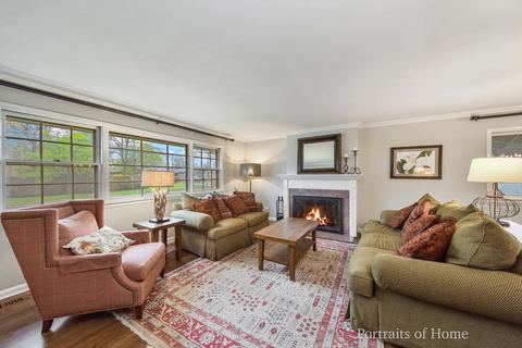 425 E Harrison Ave, Wheaton, IL 60187 photo 2