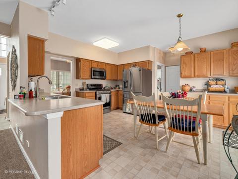 2043 Grovetown Dr, Bartlett, IL 60103 photo 8