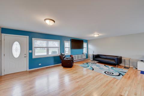 255 Illinois Blvd, Hoffman Estates, IL 60169 photo 8