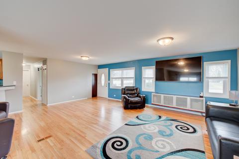 255 Illinois Blvd, Hoffman Estates, IL 60169 photo 7