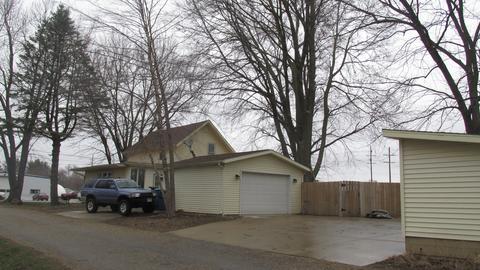 105 Ross St, Walnut, IL 61376 photo 2