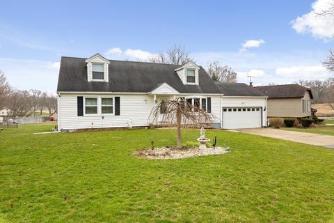 2037 Eagle Dr, Freeport, IL 61032 photo 2