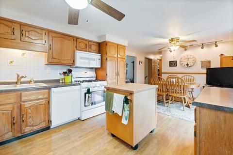 2037 Eagle Dr, Freeport, IL 61032 photo 3