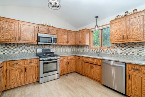 702 Feeney Dr, Minooka, IL 60447 photo 8