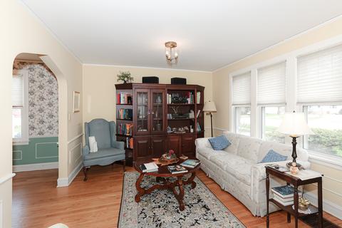 328 S Wolf Rd, Des Plaines, IL 60016 photo 4