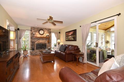 2770 Colonial Dr, Elgin, IL 60124 photo 4