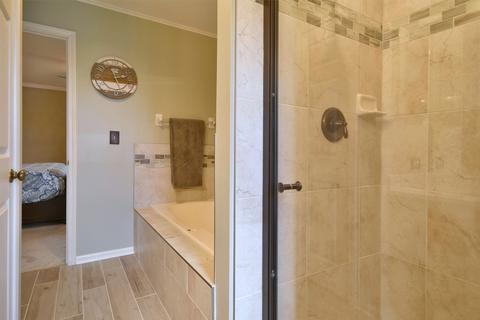 2770 Colonial Dr, Elgin, IL 60124 photo 24