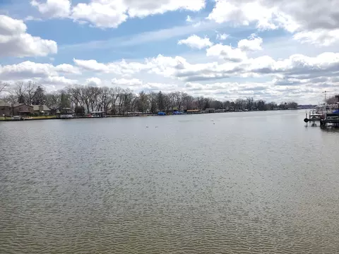 2006 Orchard Beach Rd, Mchenry, IL 60050 photo 2
