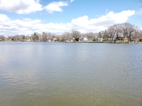 2006 Orchard Beach Rd, Mchenry, IL 60050 photo 3