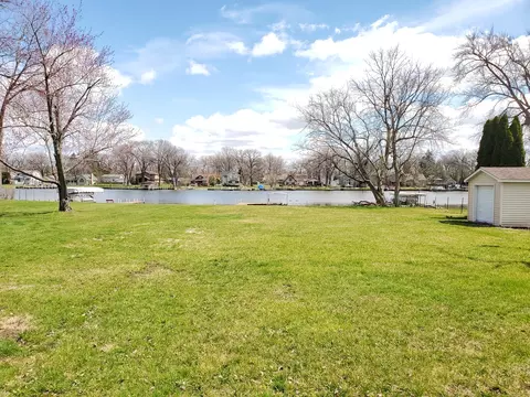 2006 Orchard Beach Rd, Mchenry, IL 60050 photo 1