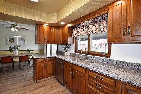 809 Hiawatha Ct, Elgin, IL 60120 photo 7