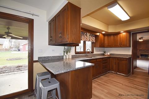 809 Hiawatha Ct, Elgin, IL 60120 photo 8
