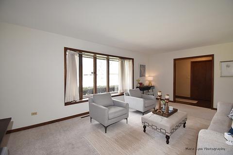 809 Hiawatha Ct, Elgin, IL 60120 photo 2