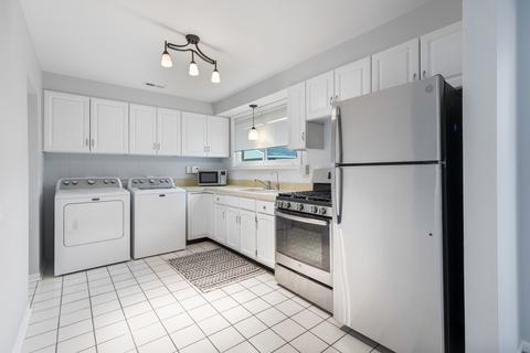 956 E Grant Dr, Des Plaines, IL 60016 photo 9