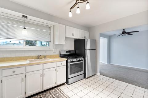 956 E Grant Dr, Des Plaines, IL 60016 photo 8