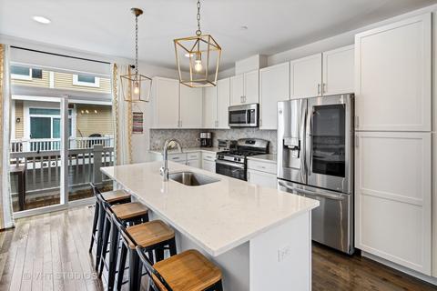 783 Lee St, Des Plaines, IL 60016 photo 4