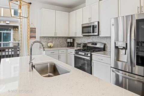 783 Lee St, Des Plaines, IL 60016 photo 5