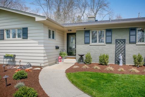 541 Juniper Dr, Naperville, IL 60540 photo 2