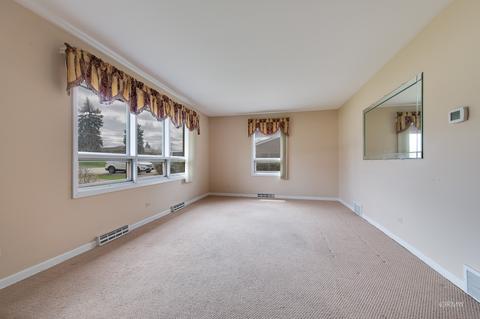 140 N Oakleaf Dr, Addison, IL 60101 photo 4